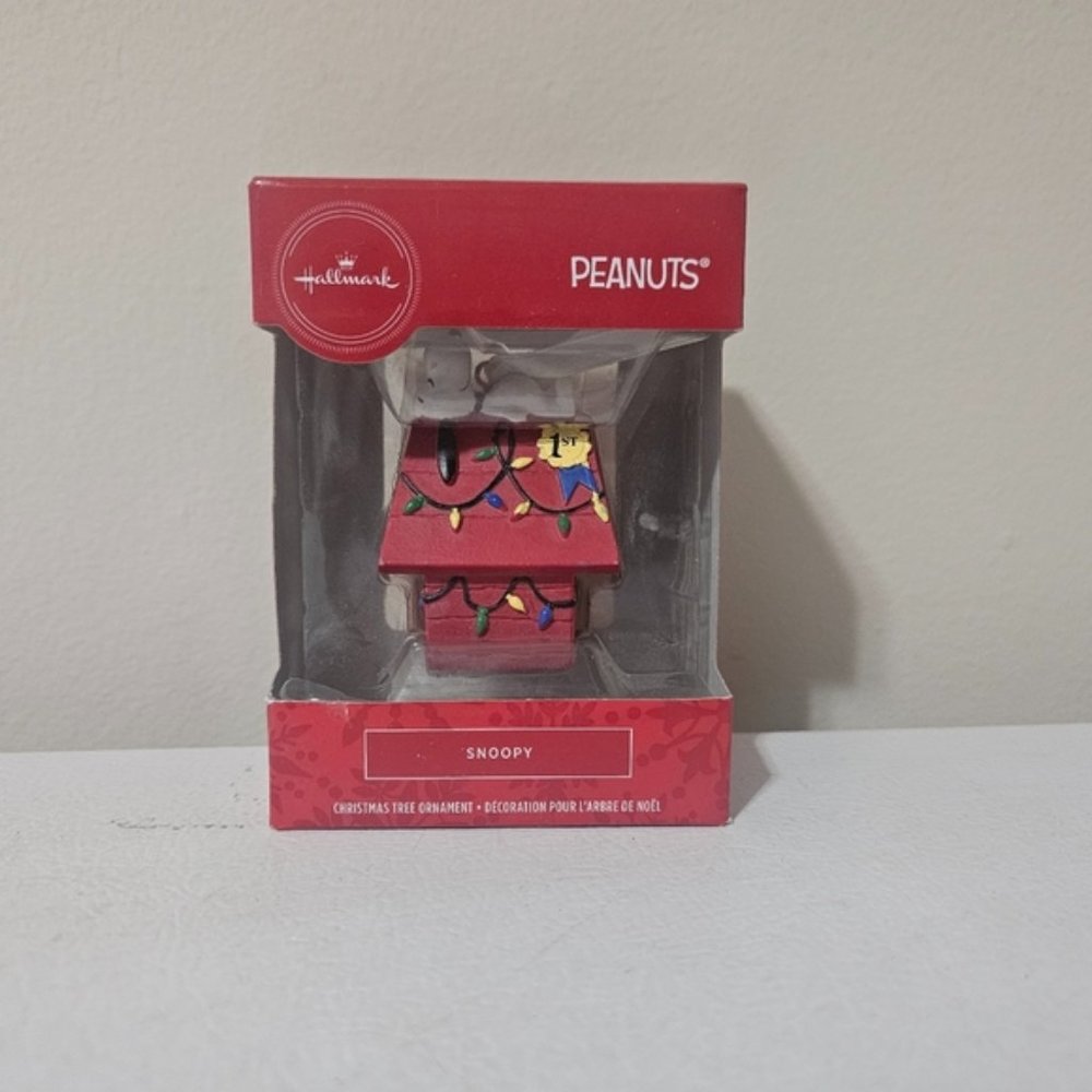 Hallmark Peanuts Snoopy on Dog House with Christmas Lights Ornament NIB